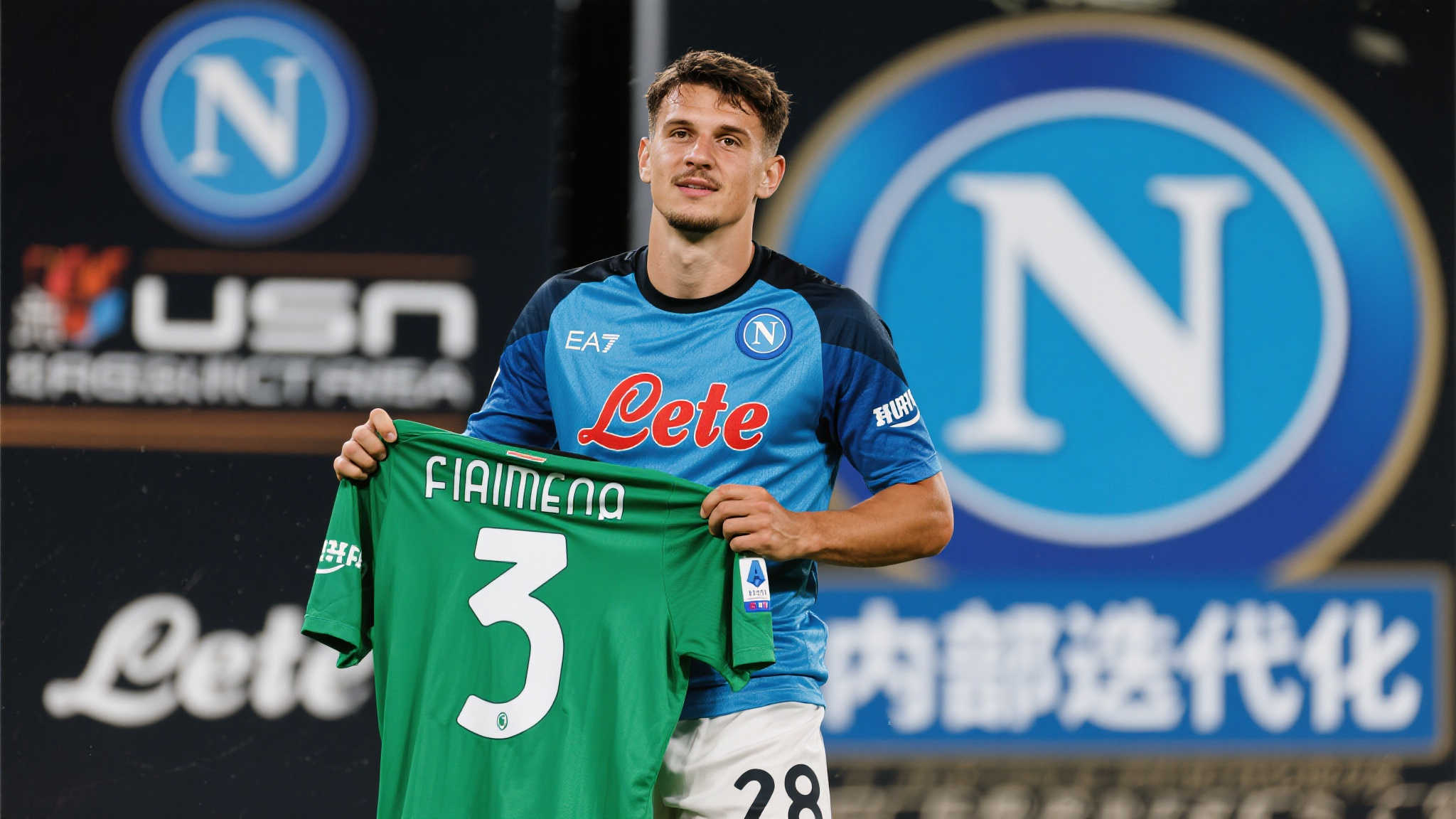 切尔西与曼联竞逐奥斯梅恩,那不勒斯计划出售 然而,据消息人士透露,尽管这名26岁的前锋如今已被